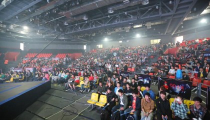  电竞场馆座无虚席，粉丝热情点燃赛场氛围  