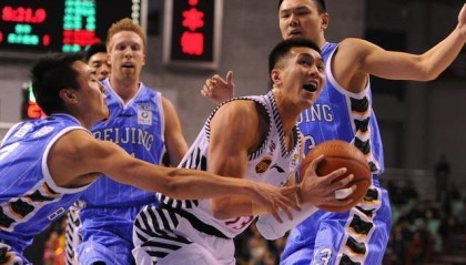  郭艾伦突破上篮绝杀北京首钢震惊全场