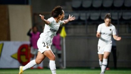  东亚杯较量，日本队三球完胜中国队