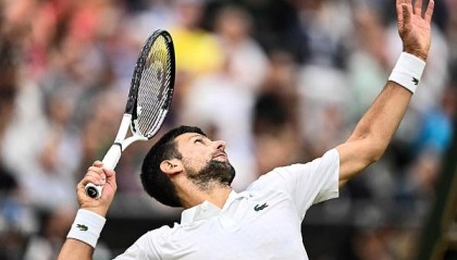  费德勒出席元老赛开幕式，传奇归来引全场起立致敬  