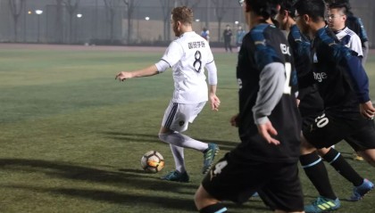  边路传中精准制导，高中锋头顶建奇功