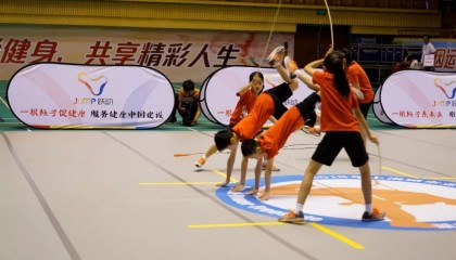  网球拍个性化定制兴起，激光雕刻图案成潮流