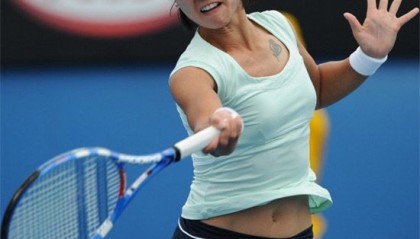  萨巴伦卡强势捧起澳网冠军奖杯