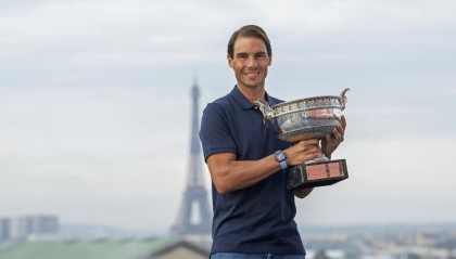  纳达尔红土称雄，第14次举起法网火枪手杯