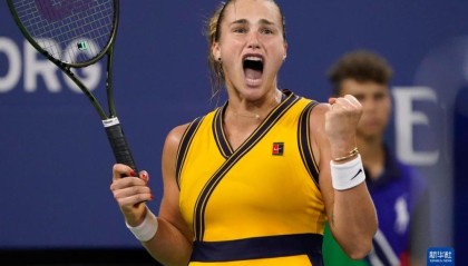  萨巴伦卡发球制胜，澳网捧杯改写格局