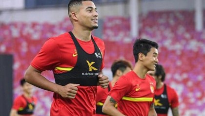  中场核心远射世界波，助球队登顶榜首