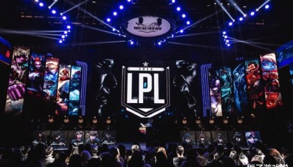  电竞选手刻苦训练备战国际大赛