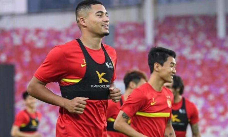  中场核心远射世界波，助球队登顶榜首