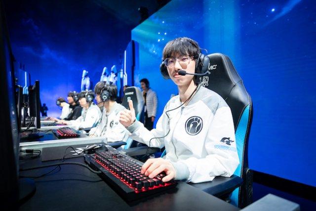  电竞新秀初露锋芒，关键局极限操作锁定胜局  