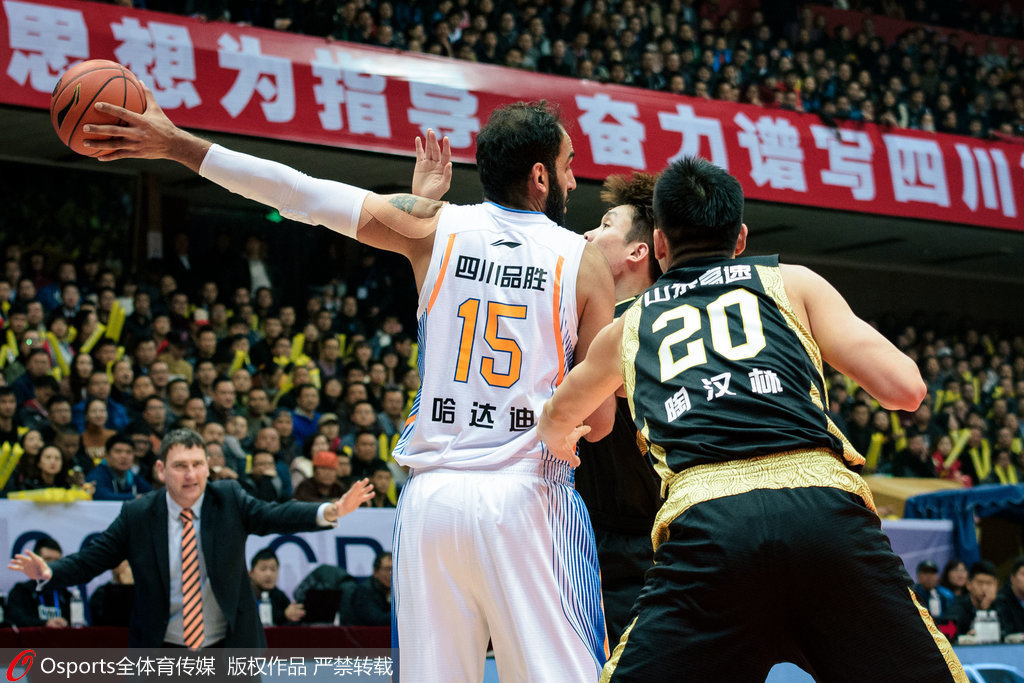  山东高速全员皆兵，团队篮球击溃广东队