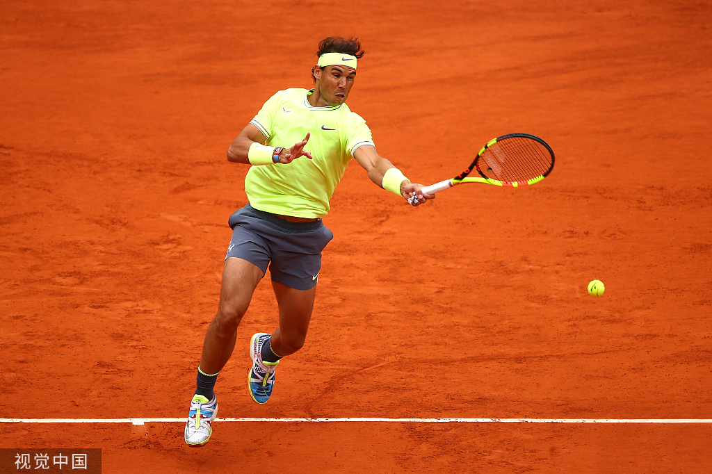  红土之王纳达尔复出首秀，直落三盘轻松晋级次轮  