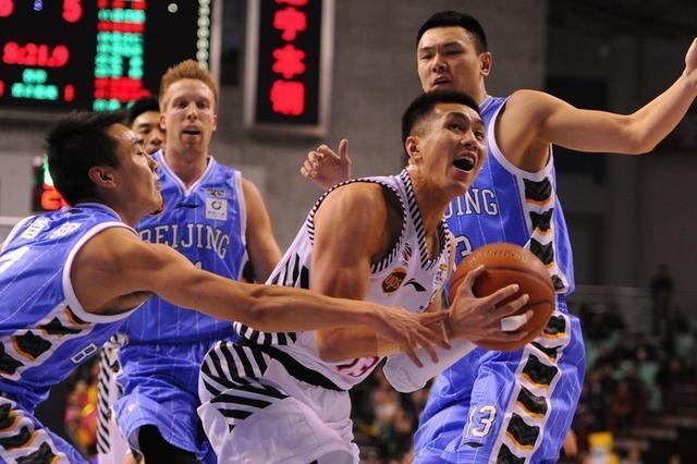  郭艾伦突破上篮绝杀北京首钢震惊全场