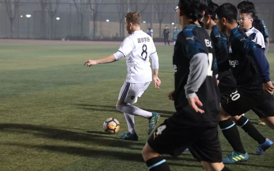  边路传中精准制导，高中锋头顶建奇功