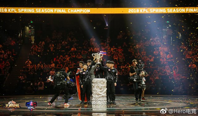  电竞选手昼夜备战，冲刺赛季最终冠军