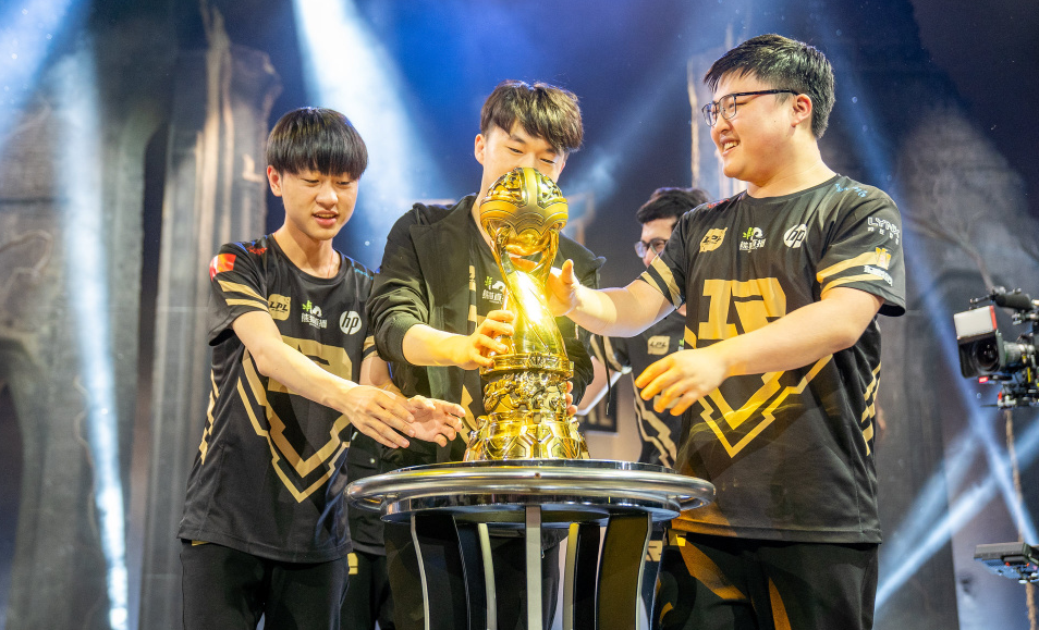  新生代电竞选手横空出世强势夺冠  