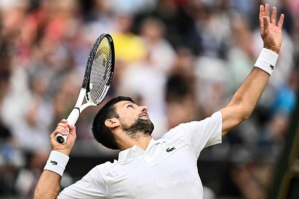  费德勒出席元老赛开幕式，传奇归来引全场起立致敬  