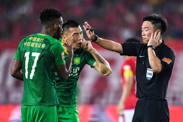  主场哨声引发争议，裁判判罚成赛后焦点
