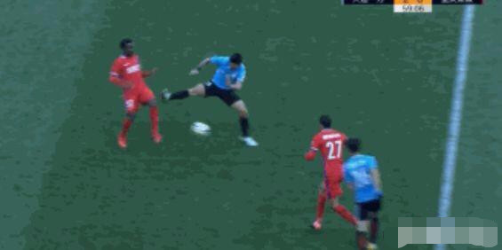  裁判判罚引发争议，赛后采访暗流涌动