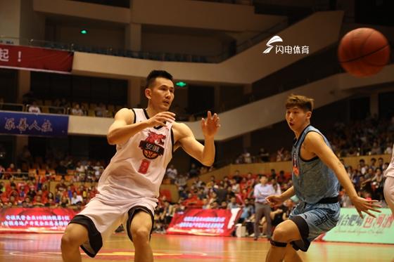  篮球名宿执教青年军，传承经验培育新人