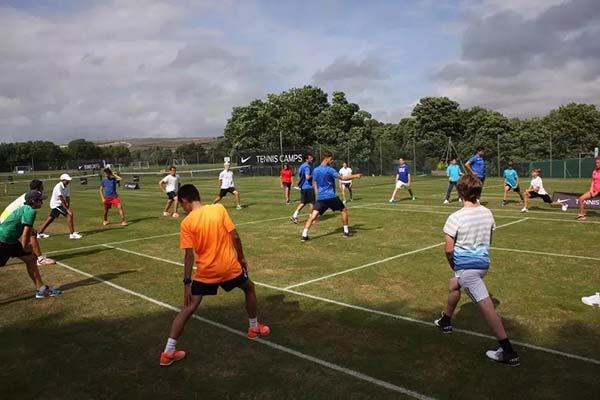  网球进校园活动启动，专业教练指导少年基础训练  